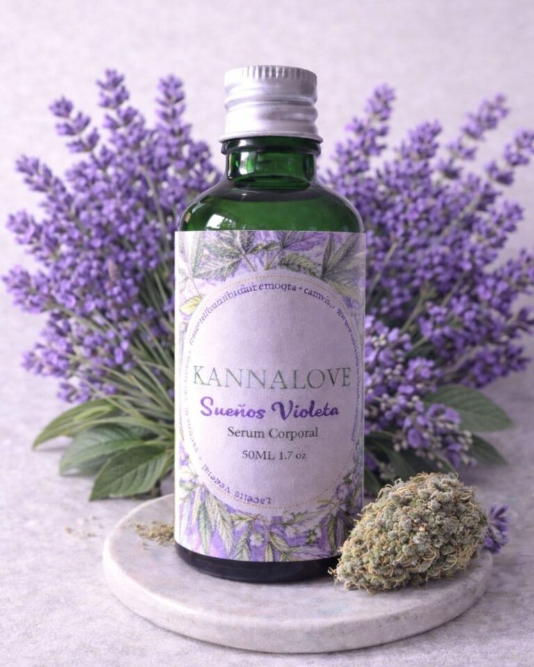 Botella de aceite corporal Sueños Violeta de Kannalove con ingredientes botánicos como lavanda, bergamota y flor de CBD, sobre fondo natural y luminoso.