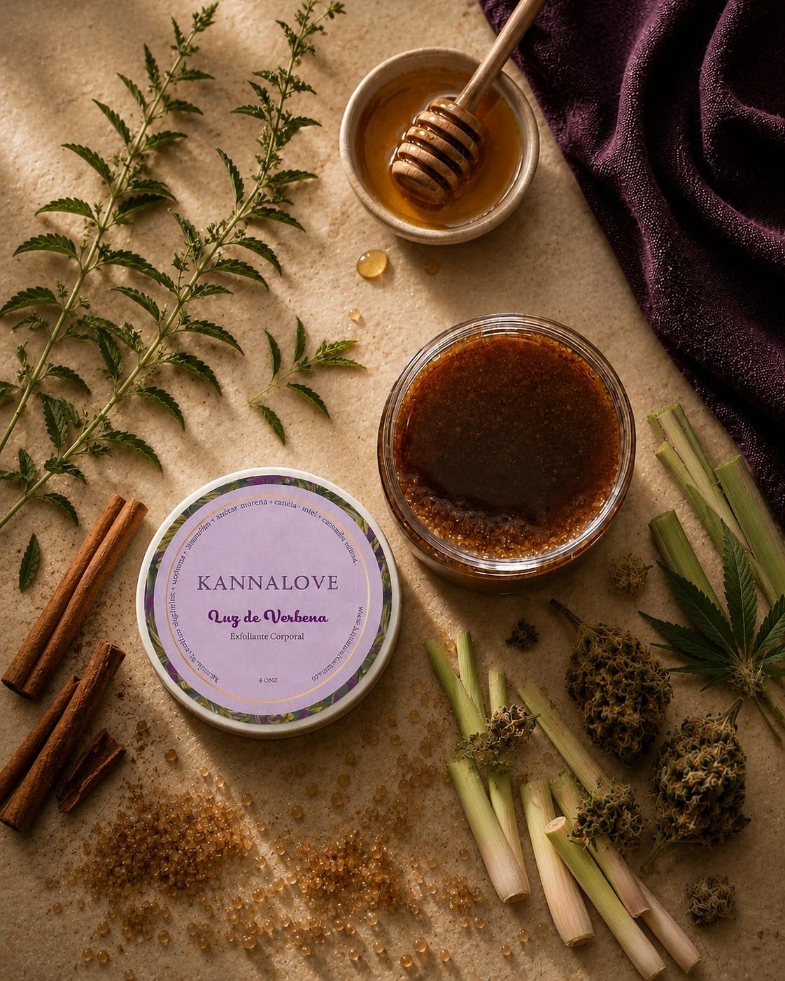 Scrub corporal Kannalove con cannabis sativa, luz de verbena, azúcar y canela
