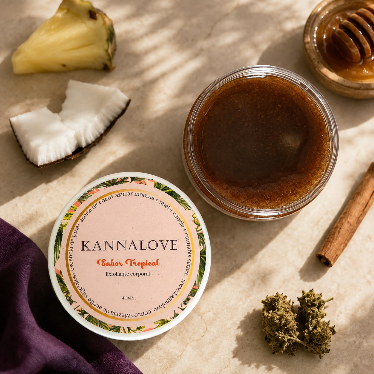 Scrub corporal Kannalove con cannabis sativa, sabor tropical, azúcar y canela